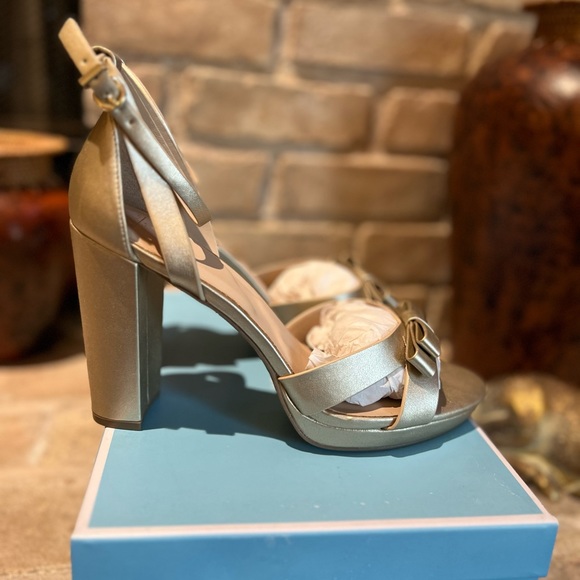 Draper James RSVP Averie, open toe heels/sandals, 3.75" heel, gold. 9.5m new - Picture 4 of 11